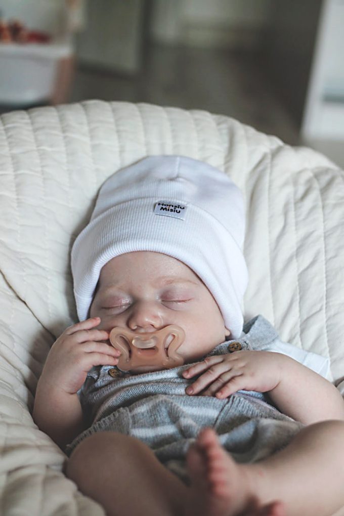 białe czapeczki dla niemowląt