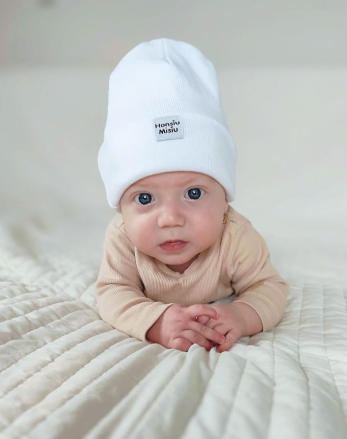 biała czapeczka dla noworodka