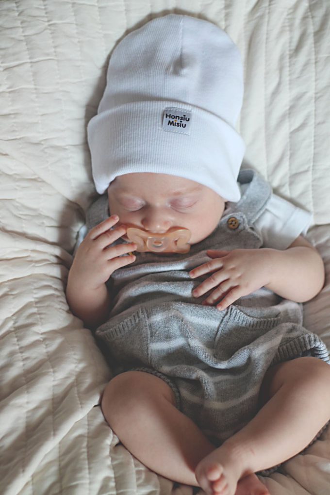 czapka dla niemowlaka biała