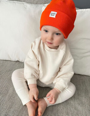 pomarańczowa czapka dla chłopca