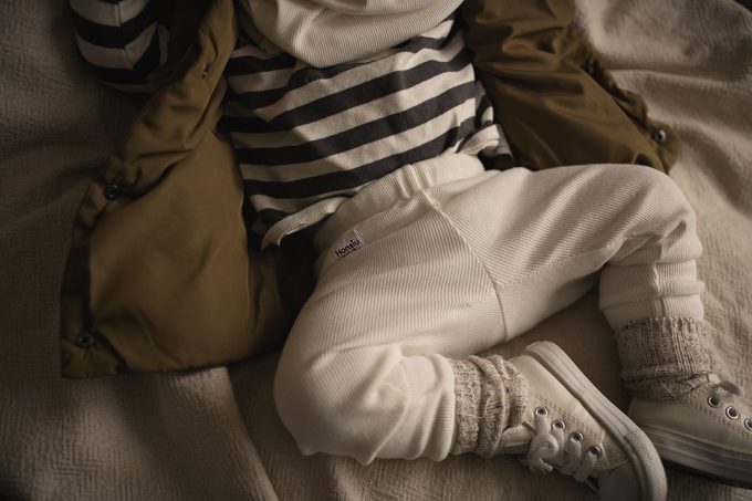 prązkowane spodnie legginsy dla niemowlaka ecru