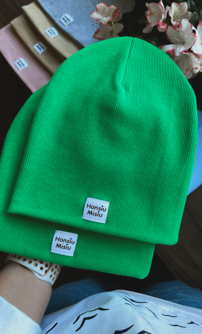 zielona czapka dla dziecka wiosenna